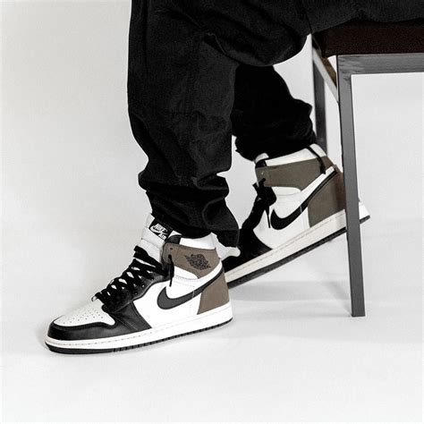 jordan 1 dark mocha false.